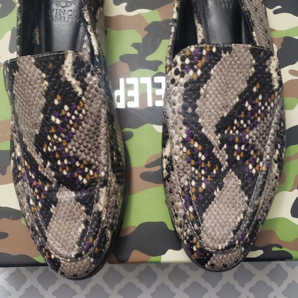 Vince Camuto Snake Skin Loafers 8. - Picture 4 of 4